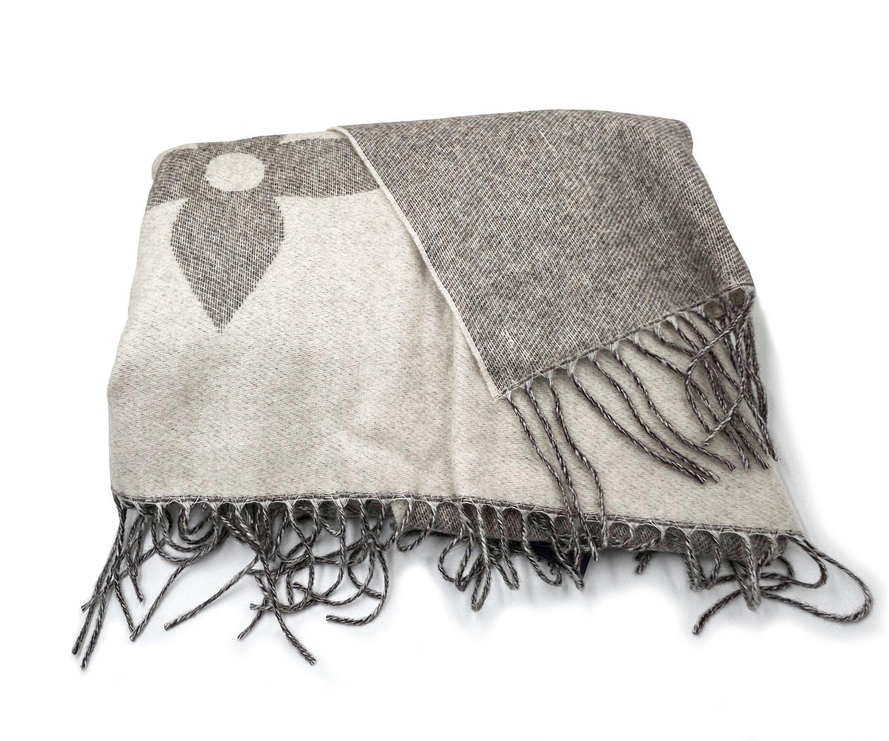 Louis Vuitton Brand New Grey Giant Monogram Cashmere Scarf 

*Marked Louis Vuitton
*Made in Italy
*Comes with the original box, paper bag, notecard and ribbon
*Brand New

-100% Cashmere
-It is approximately 76