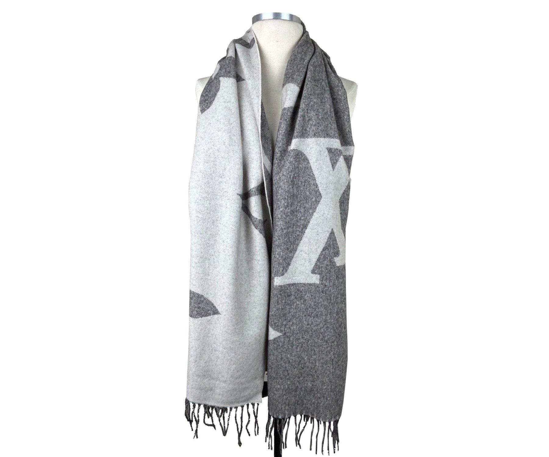 Women's Louis Vuitton Brand New Grey Giant Monogram Cashmere Scarf For Sale