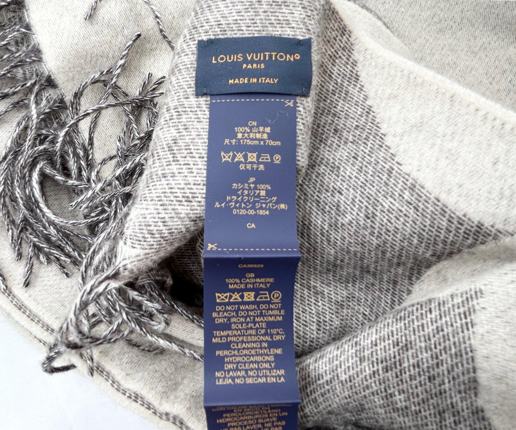 Louis Vuitton Brand New Grey Giant Monogram Cashmere Scarf For Sale 1