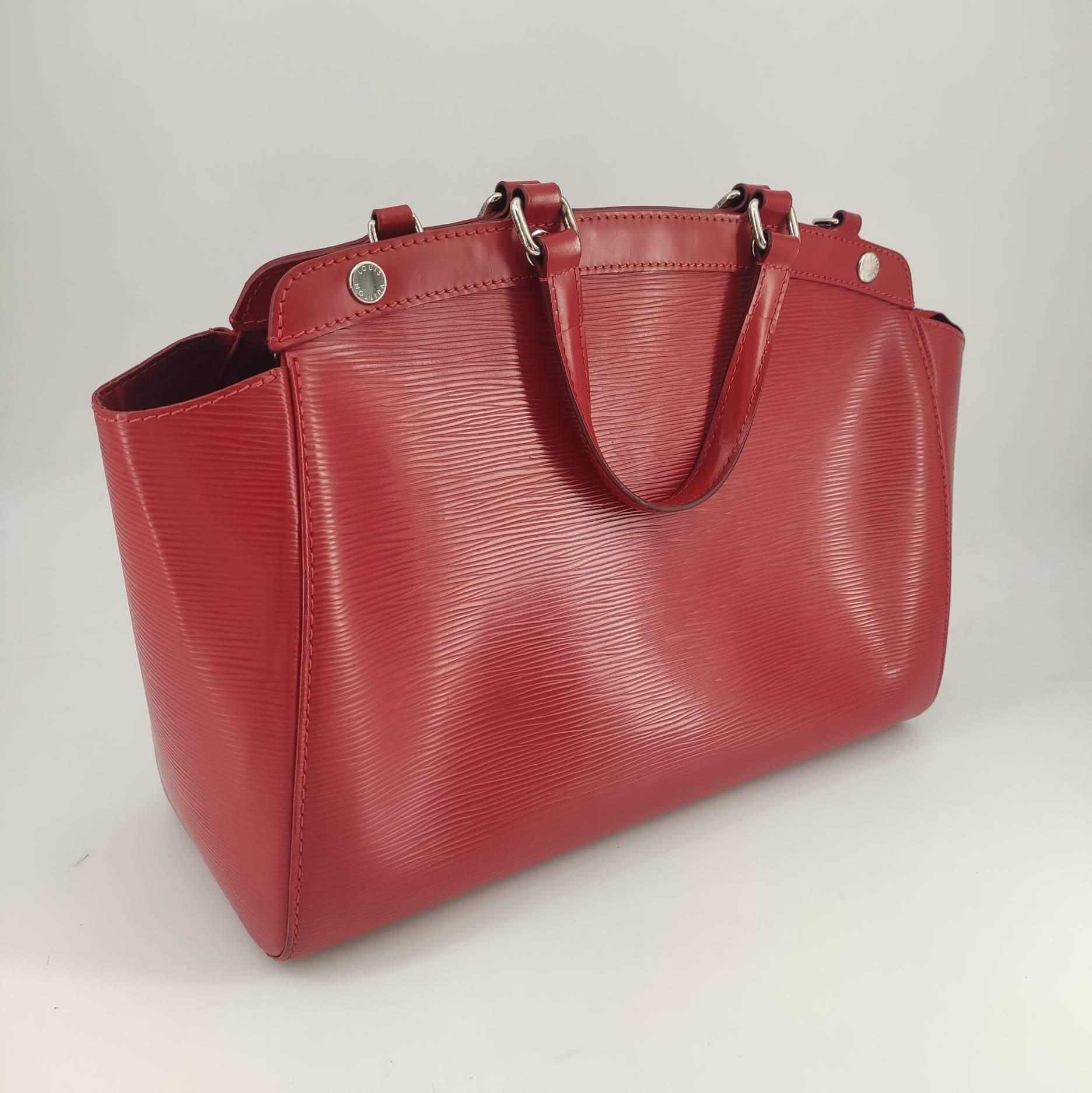 - Designer: LOUIS VUITTON
- Model: Bréa
- Condition: Good condition. Sign of wear on base corners, Scratches on hardware
- Accessories: None
- Measurements: Width: 25cm, Height: 20cm, Depth: 5cm, Strap: 95cm
- Exterior Material: Leather
- Exterior