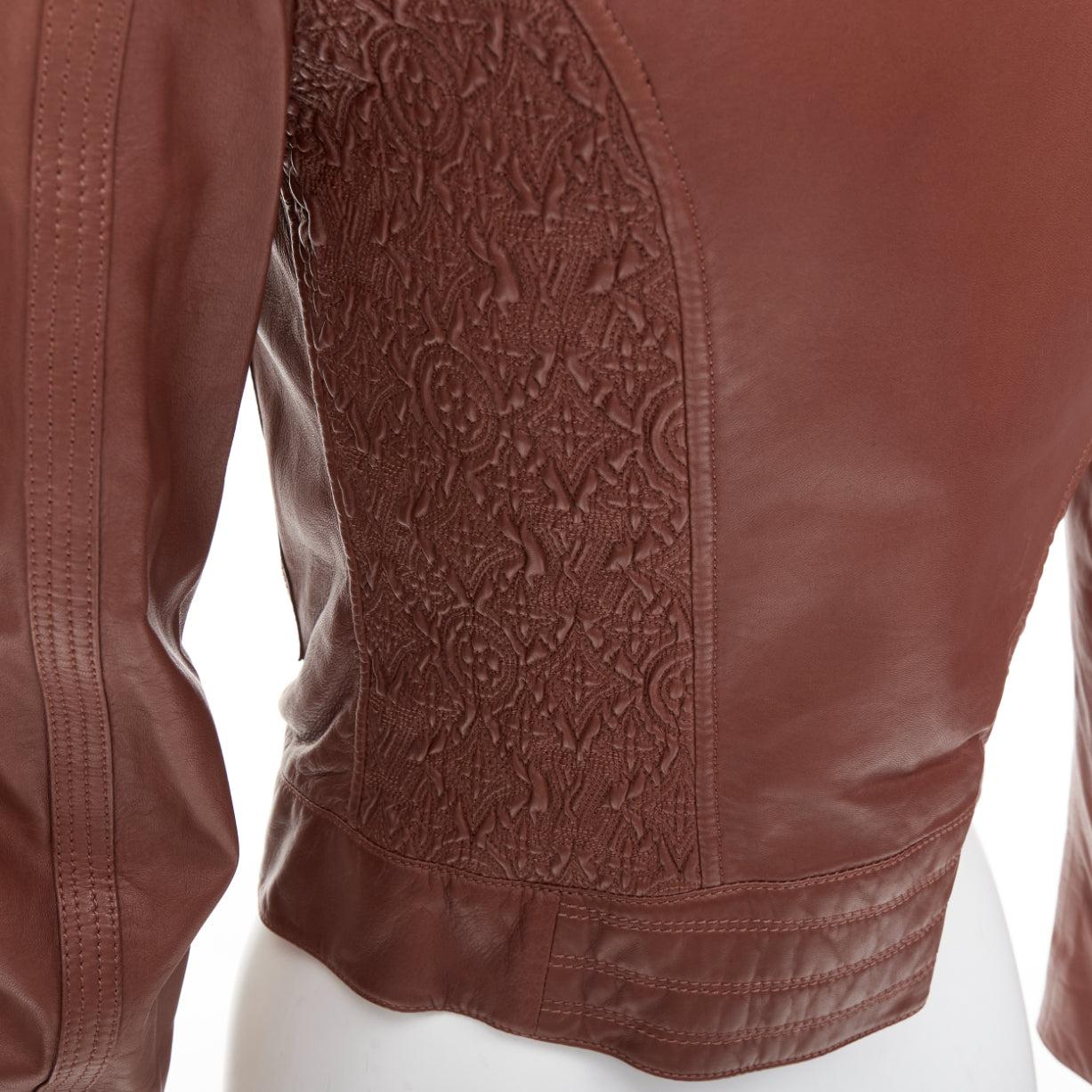 LOUIS VUITTON brick brown lambskin leather crop moto biker jacket FR34 XS
Reference: YIKK/A00228
Brand: Louis Vuitton
Material: Leather
Color: Brown, Silver
Pattern: Solid
Closure: Zip
Lining: Brown Fabric
Extra Details: Brown monogram applique at