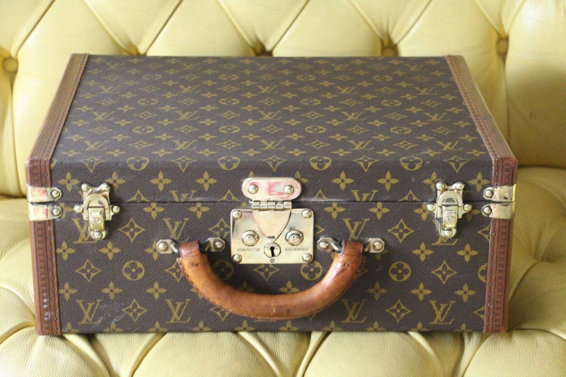 This elegant classeur briefcase features monogram canvas and a comfortable leather handle. Closed by a solid brass lock, it is accompanied by two crafted brass trunk latches. Its trims are printed with the LV logo all around.
Its interior is in