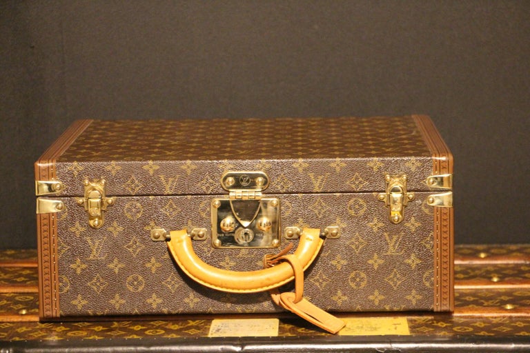 This elegant classeur briefcase features monogram canvas and a comfortable leather handle. Closed by a solid brass lock, it is accompanied by two crafted brass trunk latches. Its trims are printed with the LV logo all around.
Its interior is all