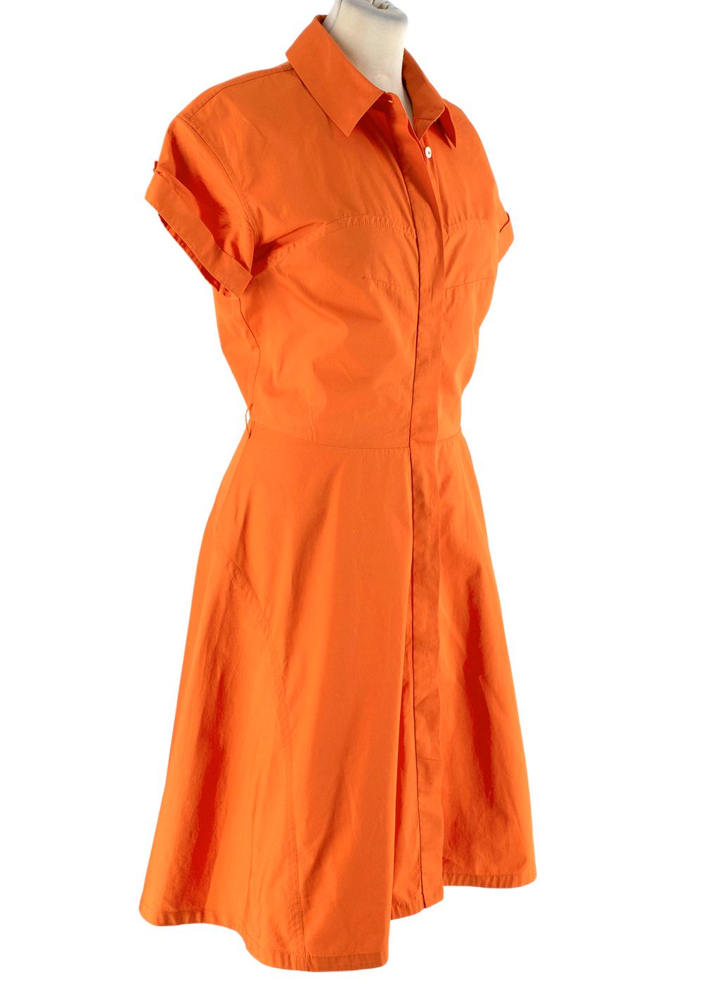Louis Vuitton Hemdkleid aus Baumwollpopeline in leuchtendem Orange

- Kurzärmeliges Hemdkleid in einem leuchtenden Orange
- Leichte Baumwollpopeline
- Verdeckter Knopfverschluss
- Goldfarbene Metallknöpfe an den Ärmeln
- Ungefütterte