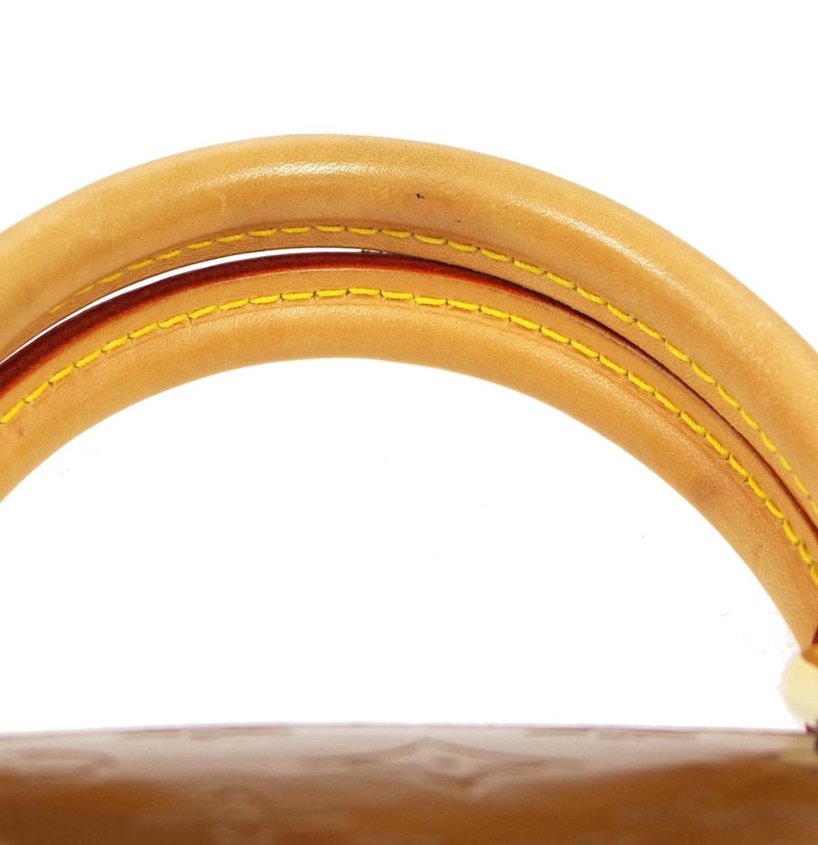 Lackleder
Leder
Goldfarbene Hardware
Futter aus Leder
Fallhöhe des Griffs 3,5