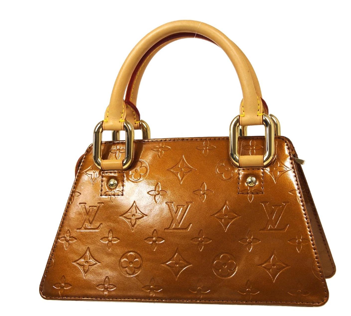 Louis Vuitton Bronze Goldfarbene Umhängetasche aus Lackleder mit Monogramm und Henkel (Braun) im Angebot