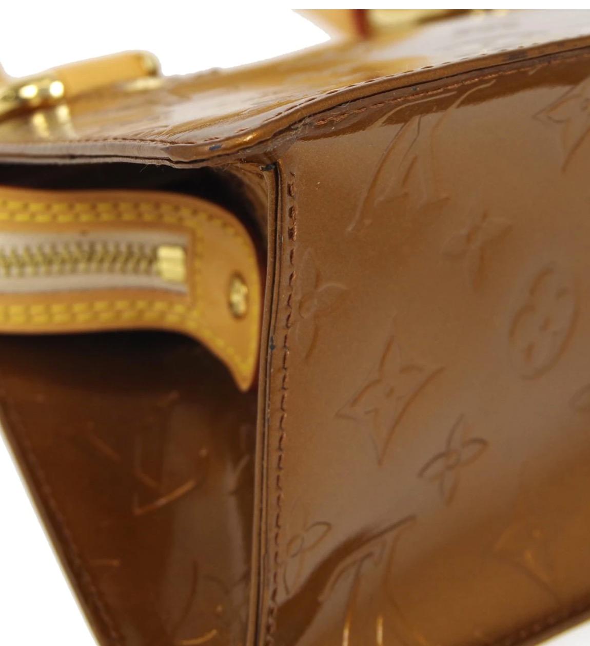 Louis Vuitton Bronze Goldfarbene Umhängetasche aus Lackleder mit Monogramm und Henkel Damen im Angebot
