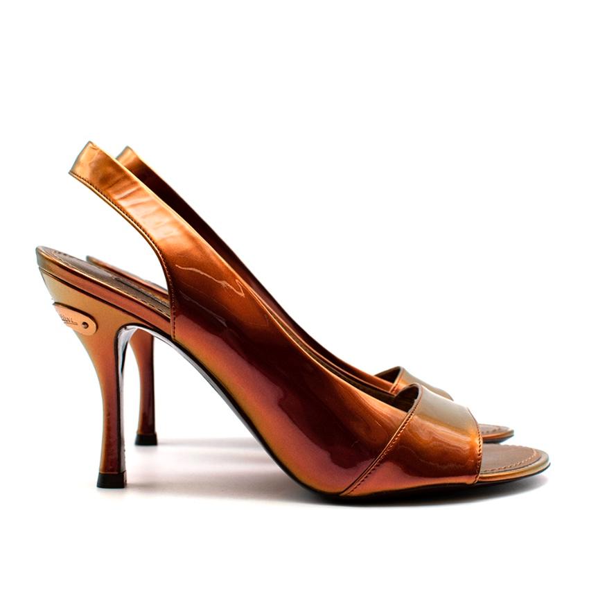 Louis Vuitton Bronze Holographic Sling Back Heeled Sandals

-Classic timeless design 
-Gorgeous orange/bronze hue with an holographic effect 
-Golden branded hardware to the back 
-Elegant sculptural heels 
-Luxurious soft leather lining 
-Original