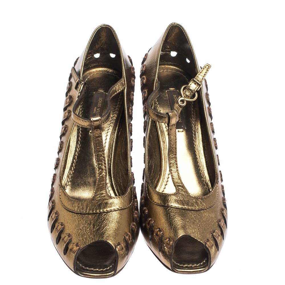 The house of Louis Vuitton brings you these pumps that complement any outfit. These elegant bronze pumps are versatile and can be worn for galas and dinners. These sandals are crafted from leather and feature a T-strap design, cutouts, buckled ankle