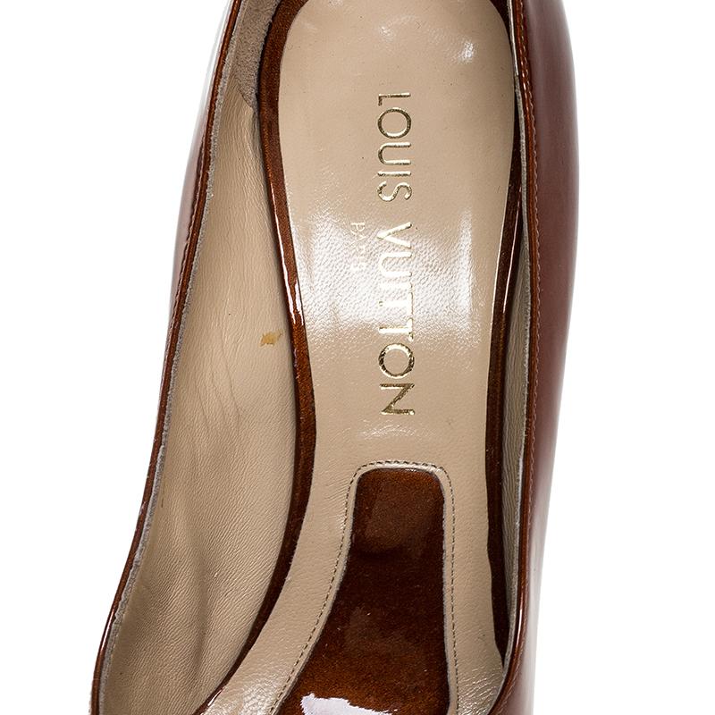 Louis vuitton Bronze Patent Leather Pointed Toe Pumps Size 40.5 In Good Condition For Sale In Dubai, Al Qouz 2