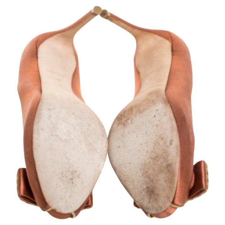 Laissez vos pieds exprimer leur style en arborant ces fabuleux escarpins Louis Vuitton. Ces chaussures en satin vous donneront l'impression d'être sûre de vous et très élégante. Avec leurs orteils ouverts, leurs détails embellis et leurs talons de
