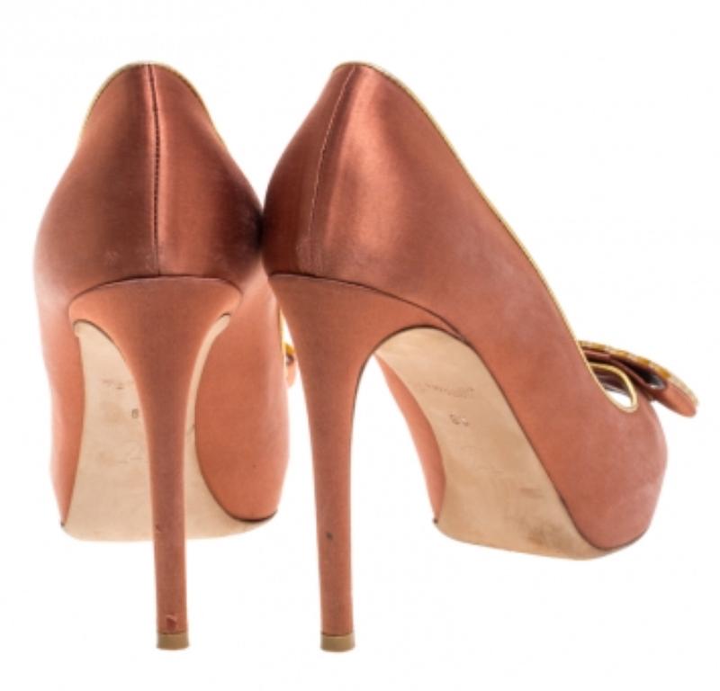 Marron Escarpins de salle de musique à bout ouvert en satin bronze Louis Vuitton, taille 38 en vente