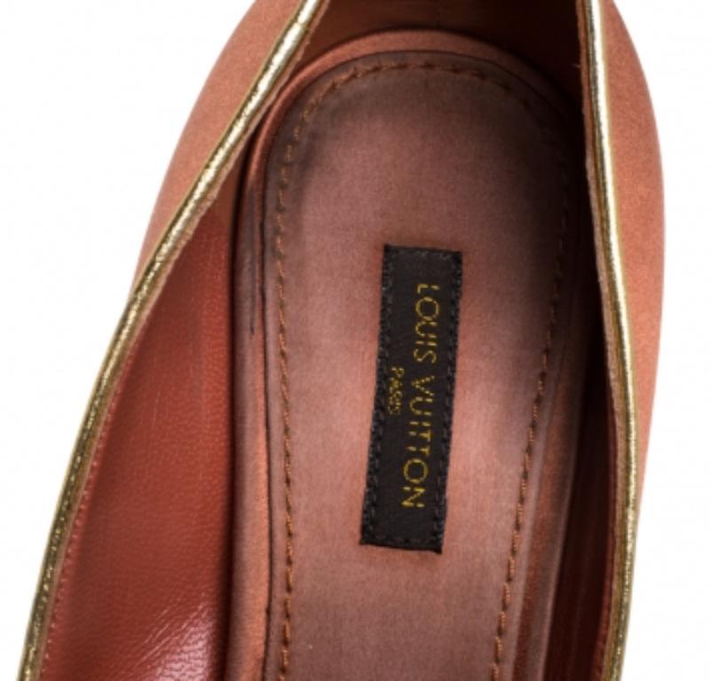 Escarpins de salle de musique à bout ouvert en satin bronze Louis Vuitton, taille 38 État moyen - En vente à Dubai, Al Qouz 2