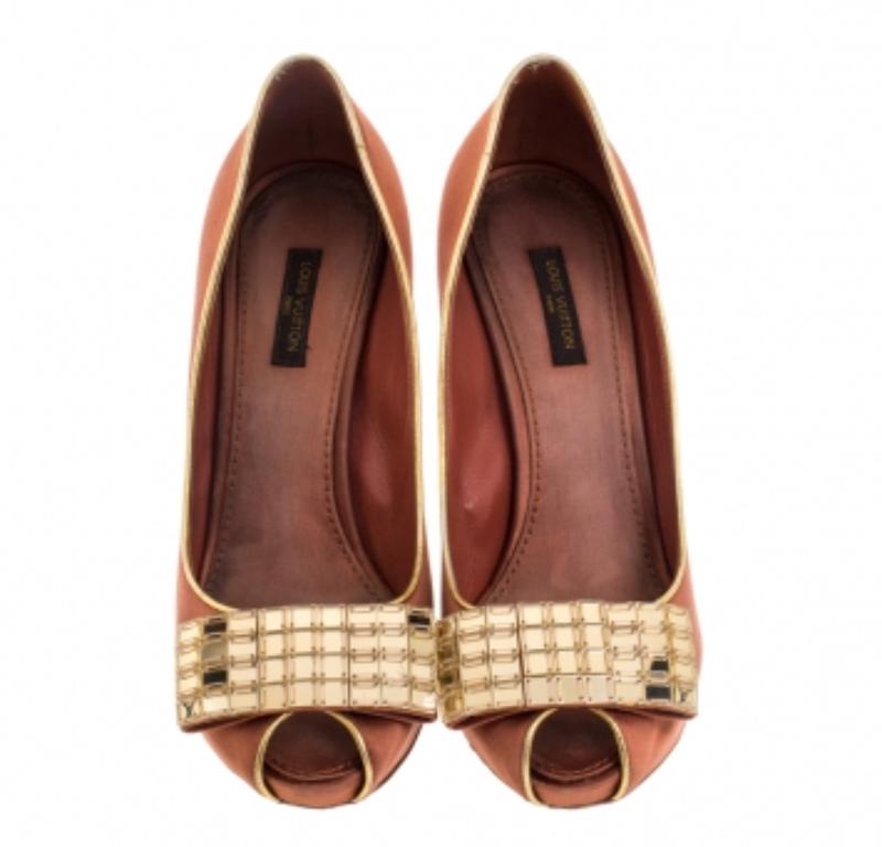 Escarpins de salle de musique à bout ouvert en satin bronze Louis Vuitton, taille 38 Pour femmes en vente