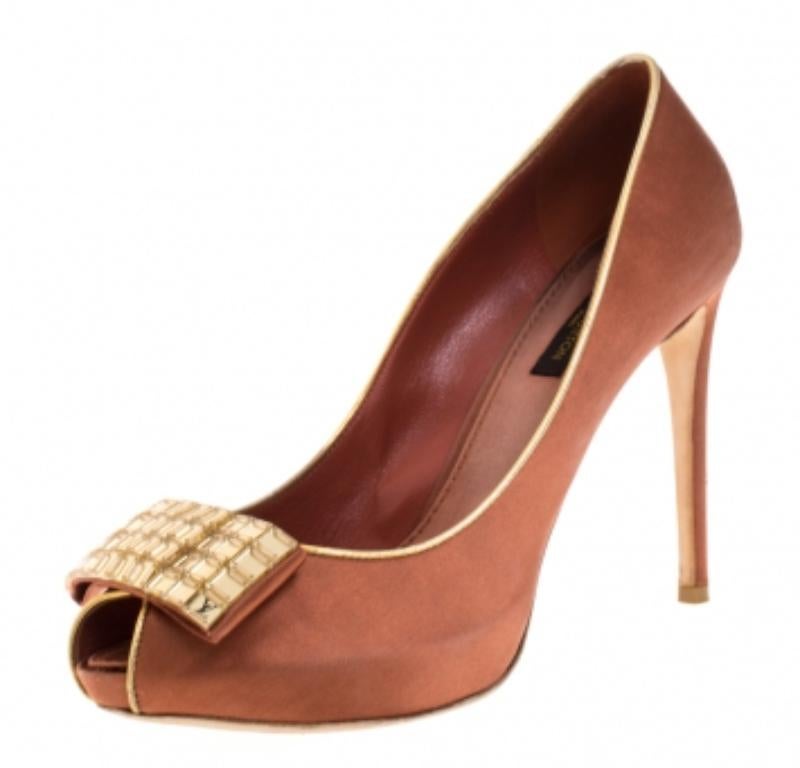 Escarpins de salle de musique à bout ouvert en satin bronze Louis Vuitton, taille 38 en vente 1