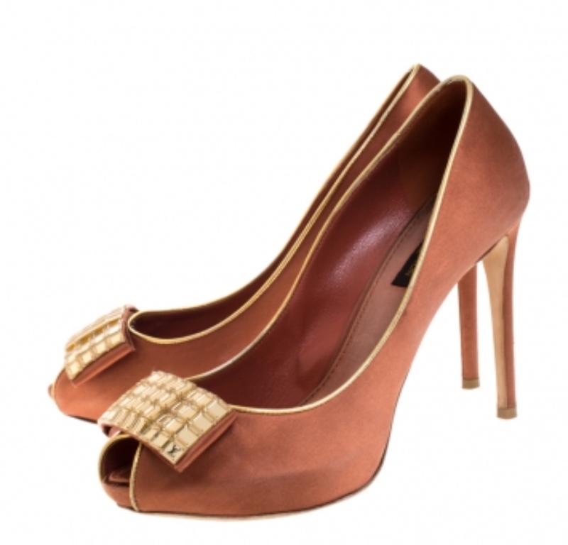 Escarpins de salle de musique à bout ouvert en satin bronze Louis Vuitton, taille 38 en vente 2