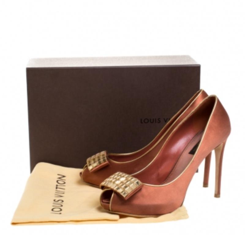 Escarpins de salle de musique à bout ouvert en satin bronze Louis Vuitton, taille 38 en vente 3