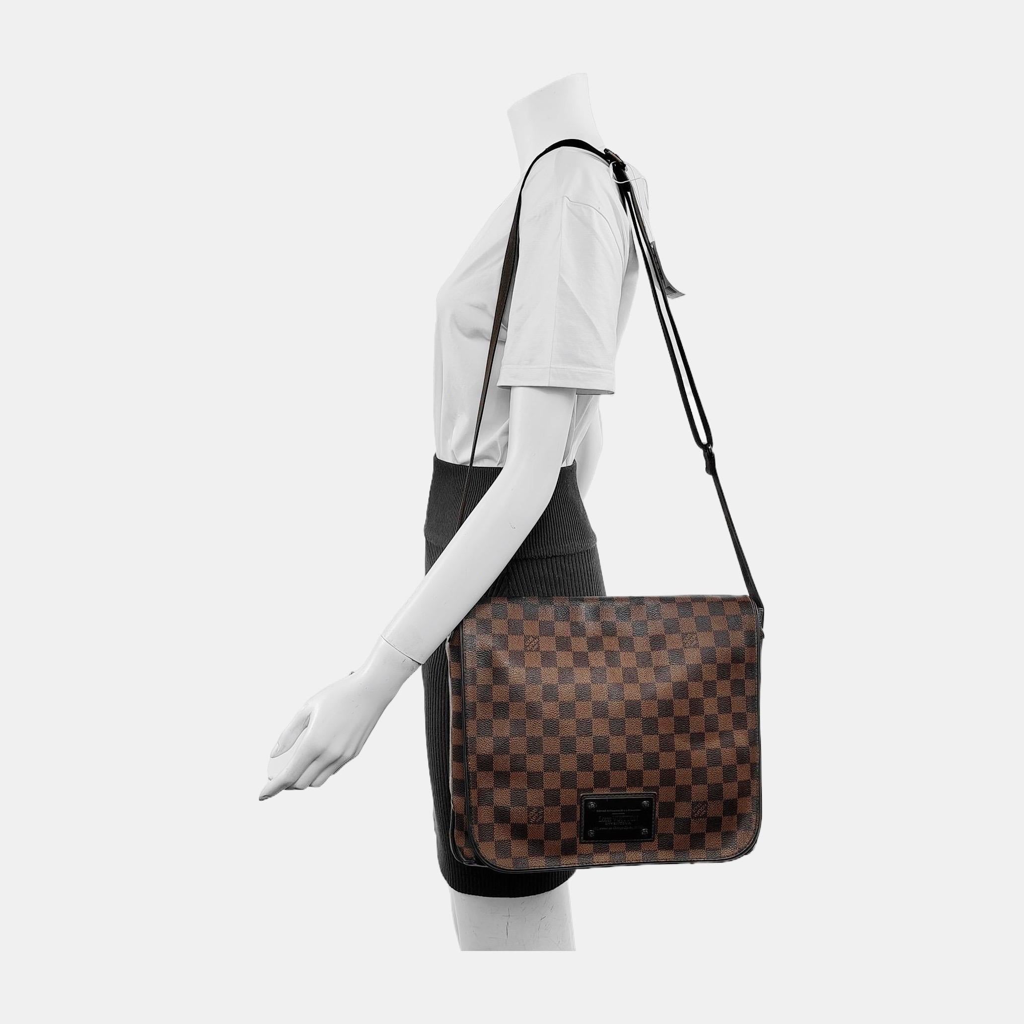 ÉTAT : BON

Bon avec des déchirures mineures dans les coins de l'ouverture. Une rayure sur la face avant. Les couleurs ont été retouchées dans les coins. 

DÉTAILS :

Marque : Louis Vuitton

Modèle : Brooklyn

Matière extérieure : Toile

Couleur