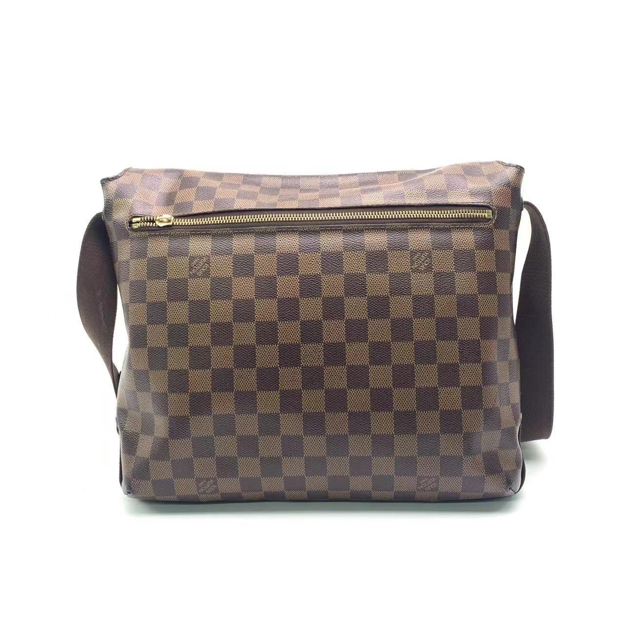 Louis Vuitton Brooklyn Messenger Bag Brown Monogram
 These are professional photos of the actual bag offered by Luxbags.
 Brand: Louis Vuitton;Model: Brooklyn;Exterior Material: Canvas;Exterior Color: Brown;Pattern: Monogram;Strap Material: