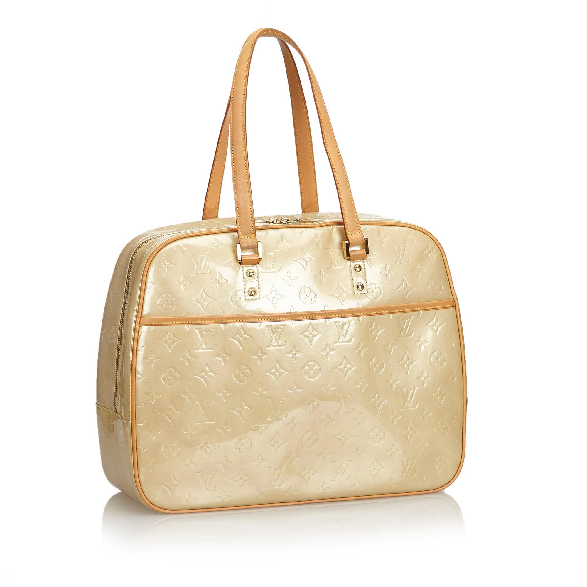 The Sutton features a vernis leather body, a front exterior slip pocket, flat leather straps, a two-way top zip closure, and interior slip pockets. It carries as B+ condition rating.

Inclusions: 
This item does not come with inclusions.


Louis