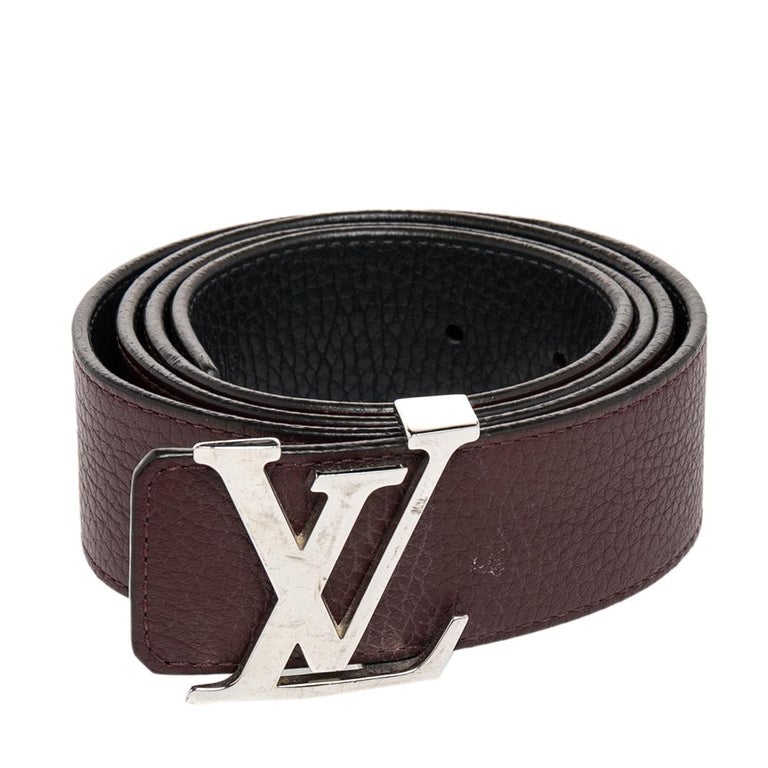 This classy belt from the house of Louis Vuitton will lend you a stylish look when you pair it with your formals. Crafted from brown & black leather, the must-have creation is reversible & features the LV initials as the buckle closure. To add a