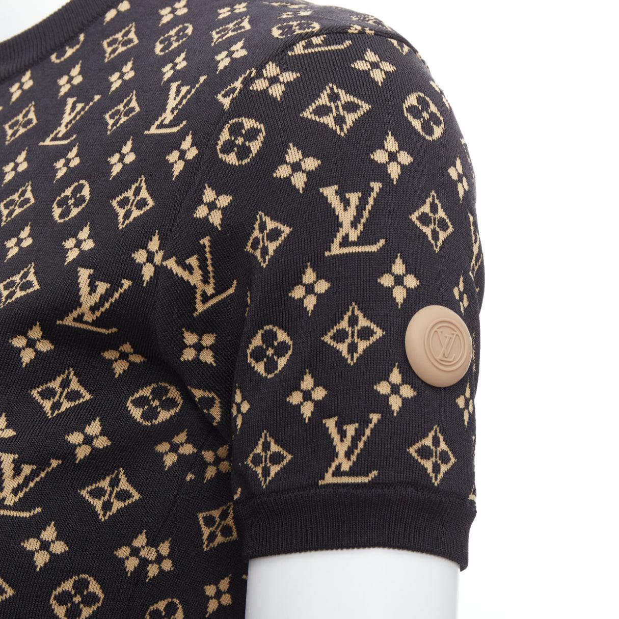 LOUIS VUITTON brown black LV monogram jacquard knit tshir top XS
Reference: AAWC/A01298
Brand: Louis Vuitton
Designer: Nicolas Ghesquiere
Material: Silk, Blend
Color: Brown, Black
Pattern: Monogram
Closure: Slip On
Estimated Retail Price: USD