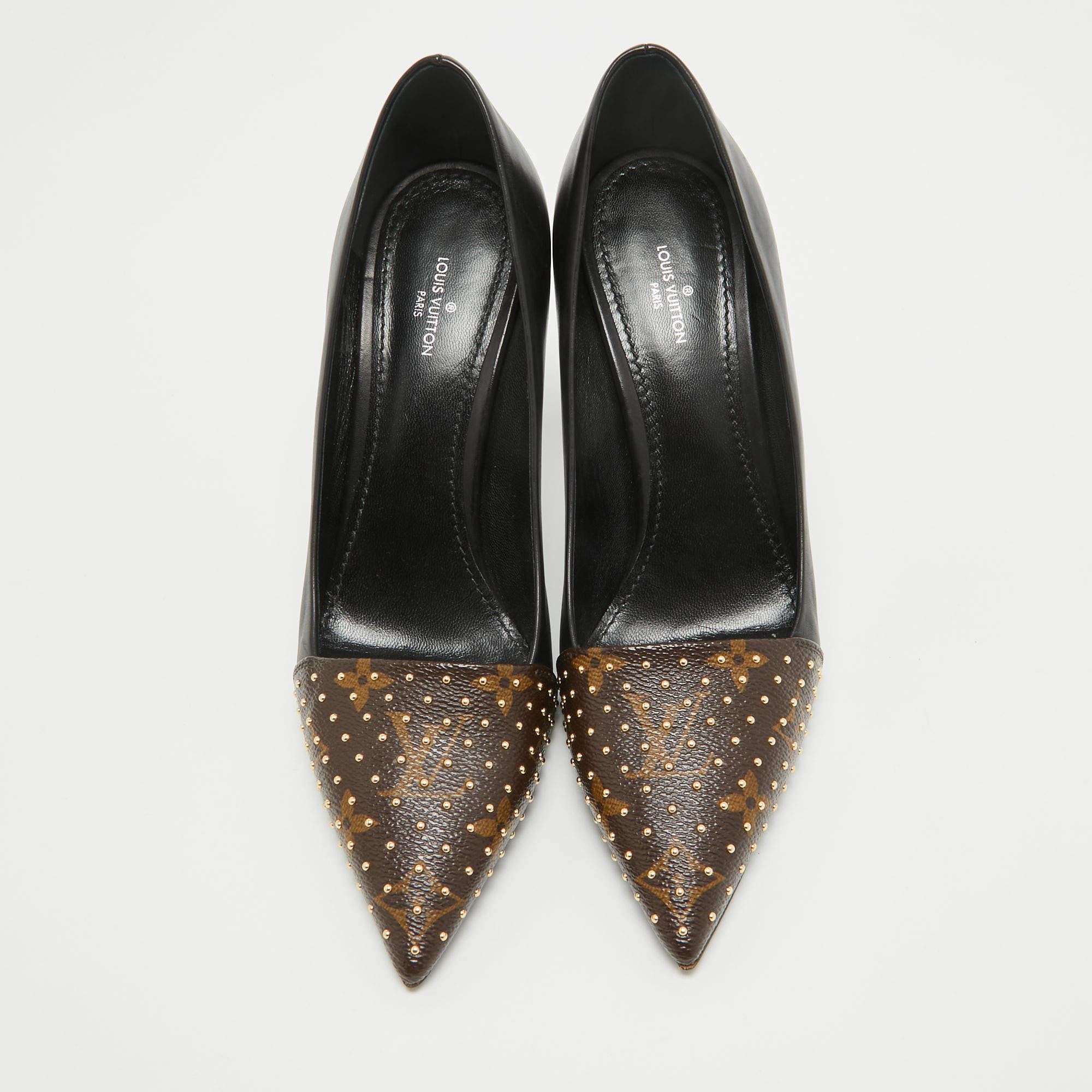 Louis Vuitton Brown/Black Monogram Canvas and Leather Pointed Toe Pumps Size 38. In Good Condition For Sale In Dubai, Al Qouz 2