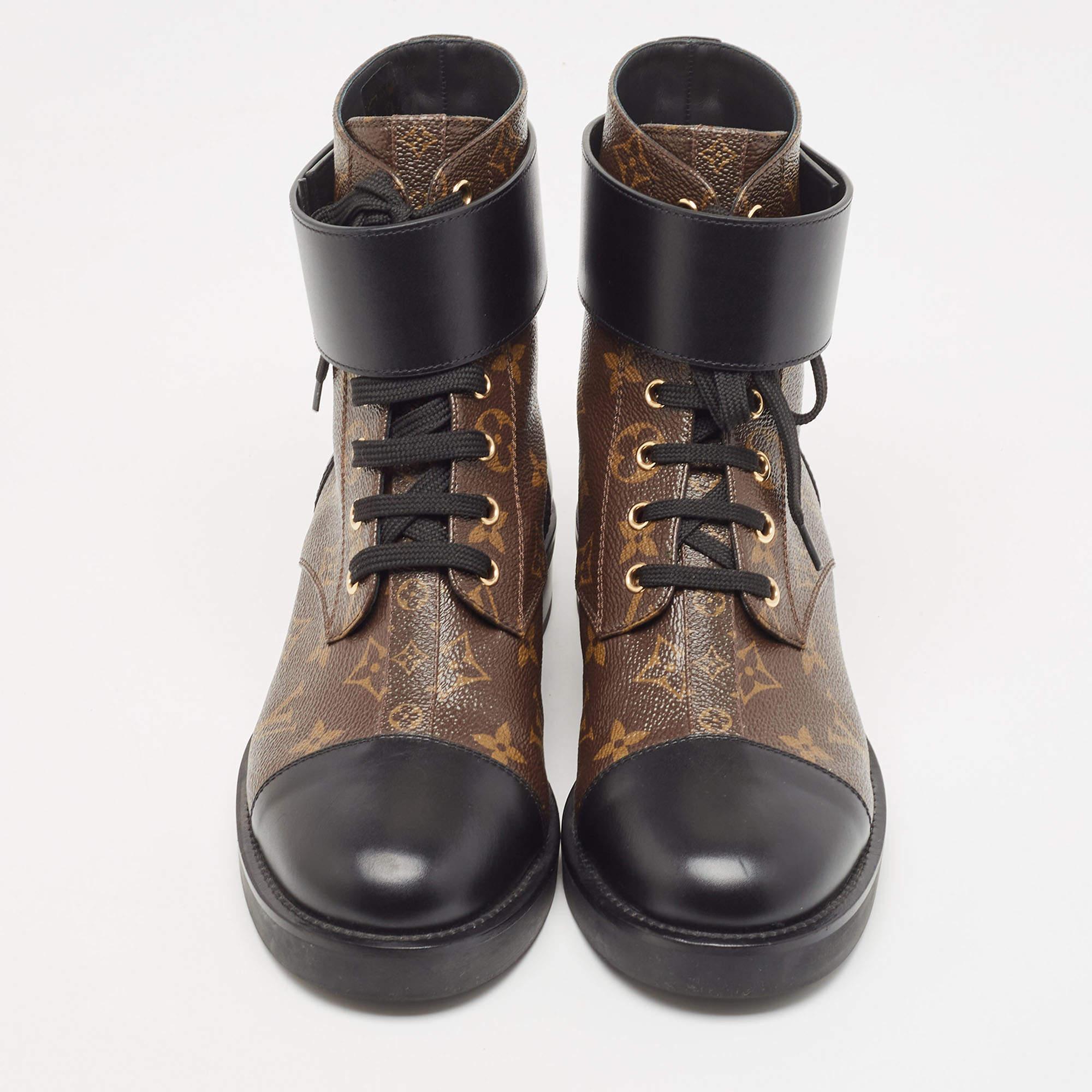 Meticulously designed into a smart silhouette, these boots are on-point with style. They come with comfortable insoles and durable outsoles to last you forever. These boots are just amazing, and you definitely need to get them right away.

Includes: