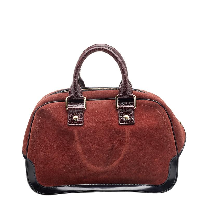 Let this limited edition Stamped Trunk bag from Louis Vuitton add the touch of luxury to your style! Crafted from suede and enhanced with leather, the piece is highlighted by a signature stamp on the front. It has a well-sized fabric interior and