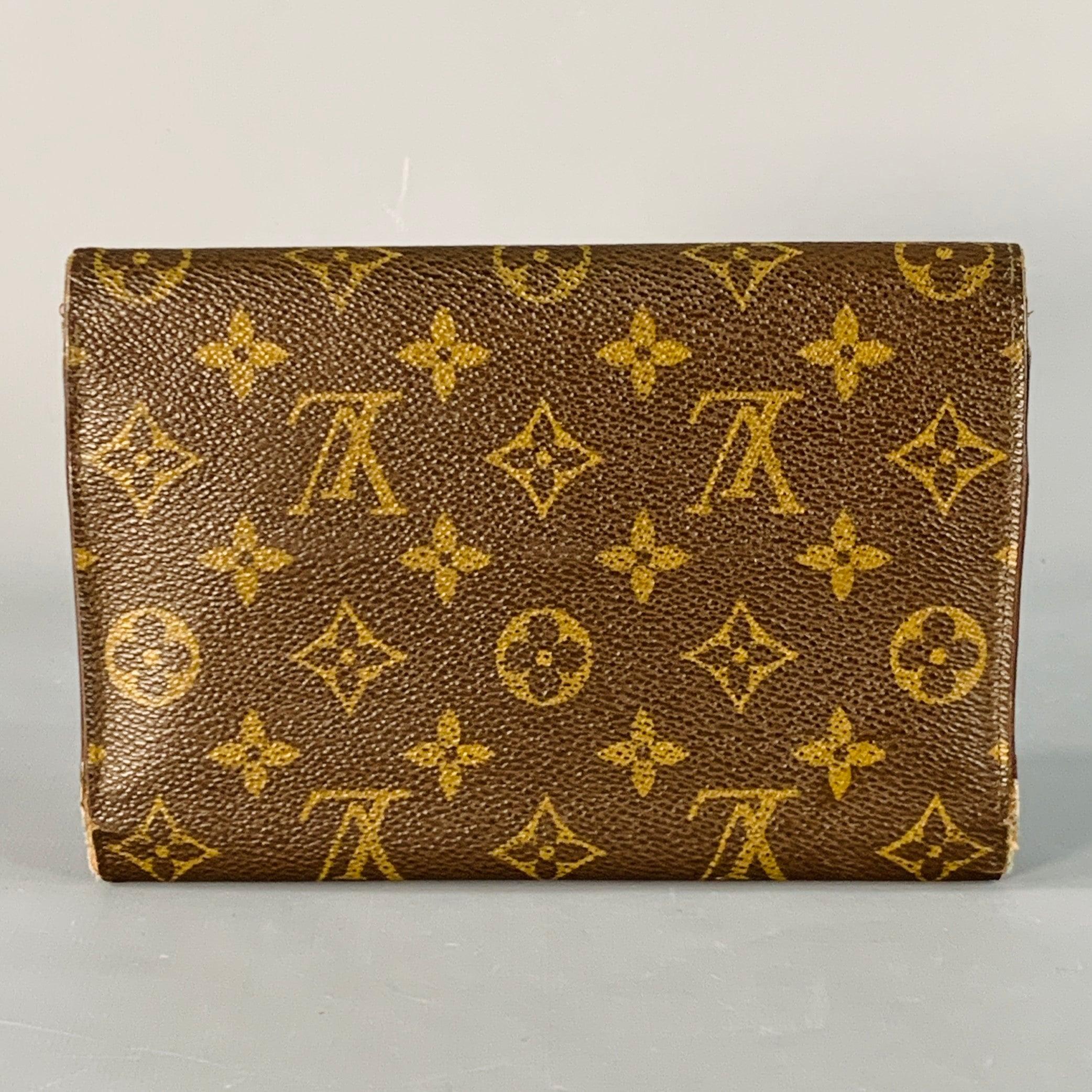 Portafoglio con libretto degli assegni LOUIS VUITTON
in tela patinata marrone con logo Monogram color ottone, molteplici scomparti per carte di credito e chiusura a patta con bottone automatico. Made in France.Ottime condizioni di usato. Segni di
