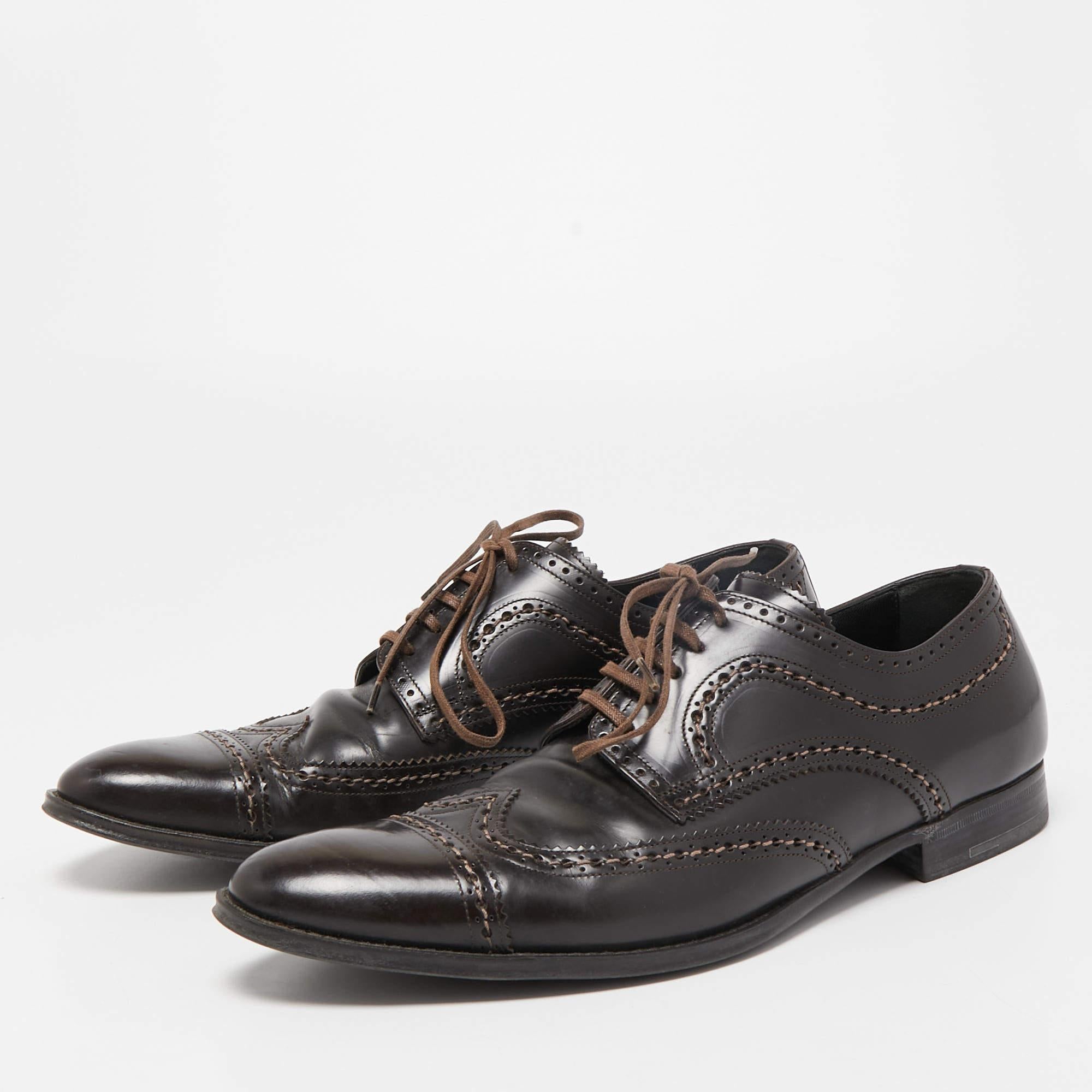Mit diesen Designer-Derby-Schuhen von Louis Vuitton legen Sie einen Zahn zu. Die braunen Herrenschuhe aus Leder haben einen Schnürverschluss und niedrige Absätze.

