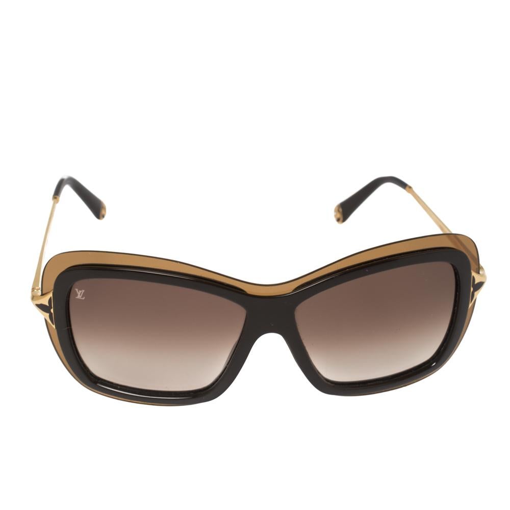 These Z0323W Poppy square sunglasses from Louis Vuitton boast of superior quality and an amazing style. Crafted from acetate, lacquer. and gold-tone metal, they feature brown gradient lenses and engraved brand details on the temples. Italian made,