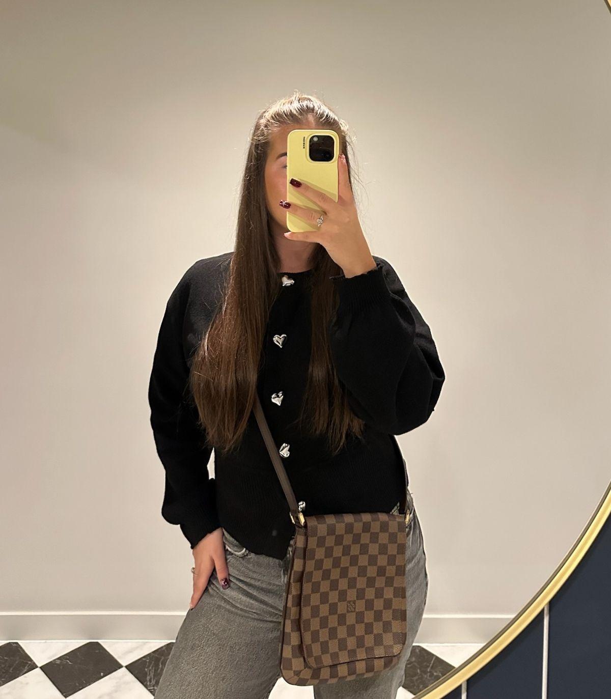 Louis Vuitton Damier Ebene Coates Canvas & Brown Calfskin Leather Vintage Musette Salsa Crossbody

Détails du produit
Xupes Ref : HB5967
Marque : Louis Vuitton
Modèle : Musette Salsa Crossbody
Type : Shoulder, Crossbody
Numéro de série : LM0075
Âge