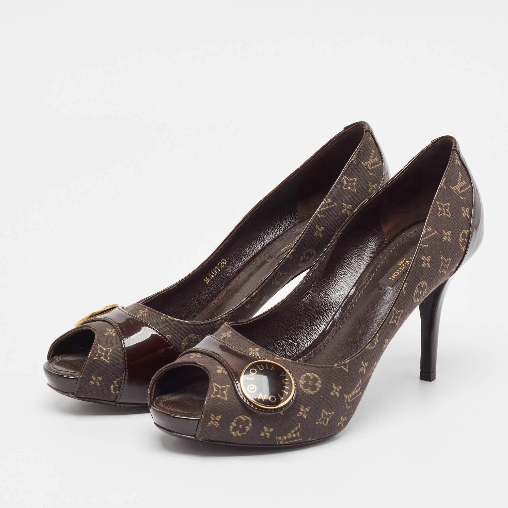 Sfoggiate uno stile elegante con questo paio di décolleté. Queste scarpe eleganti sono realizzate con materiali di qualità. Sono montati su suole resistenti e tacchi eleganti.