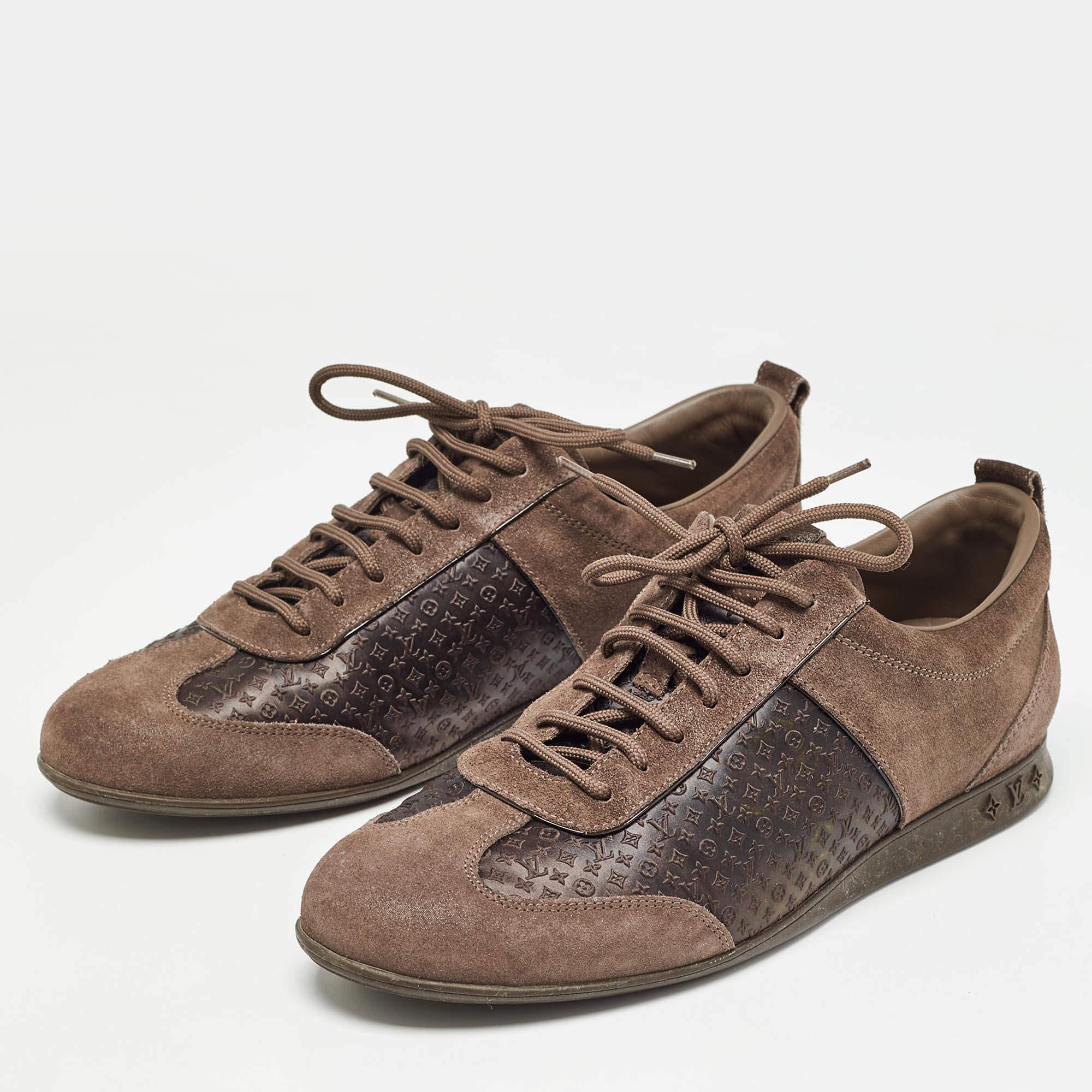 Présentées dans une silhouette classique, ces baskets de créateur sont une combinaison parfaite de luxe, de confort et de style. Ces baskets sont conçues avec des détails signés et des semelles intérieures confortables.