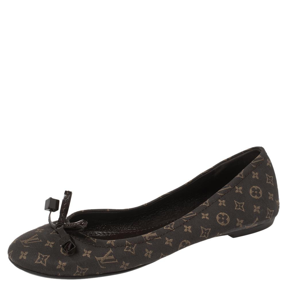 Personify elegance while flaunting these ballet flats. They are from Louis Vuitton and they feature round toes, LV metal cubes & bows on the uppers, and leather insoles. Crafted from signature Monogram canvas, these flats are a perfect fit for long
