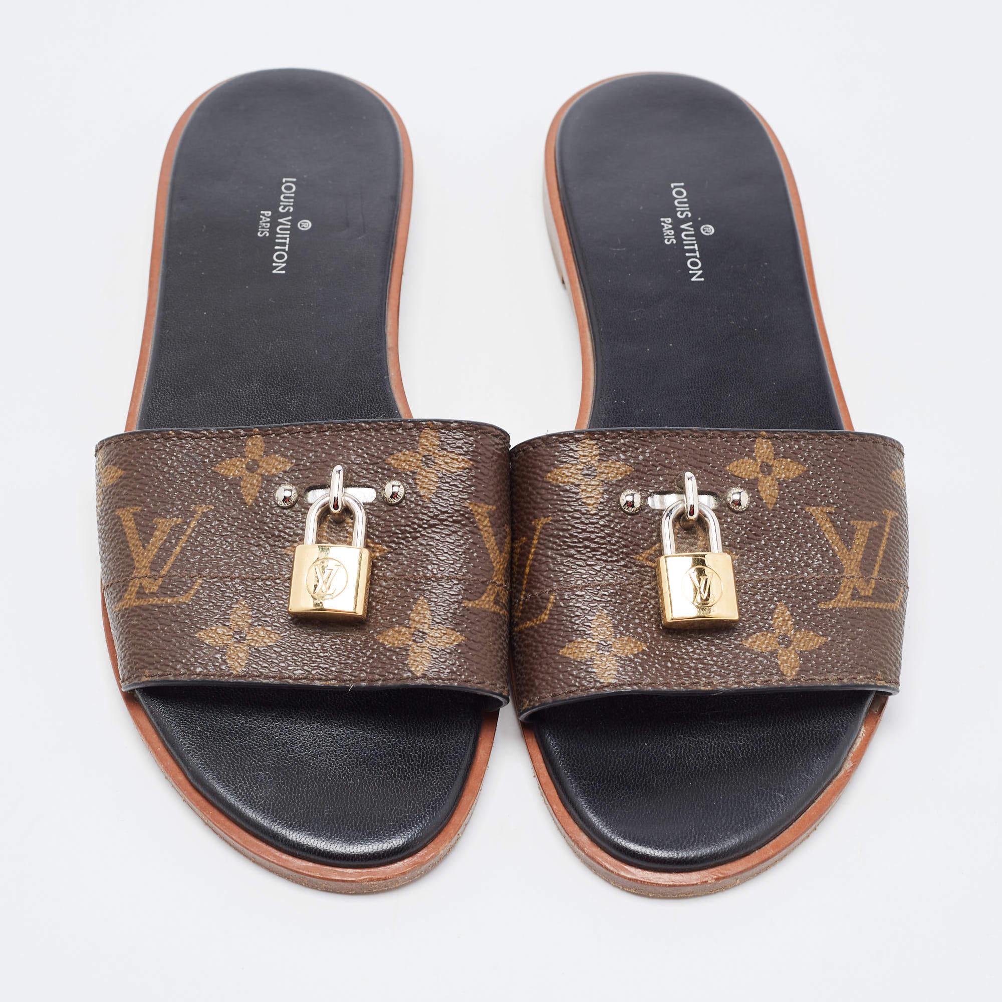 Create effortless styles with these LV flat slides. Made of quality materials, they are designed to elevate your OOTD and keep you in comfort all day long.

