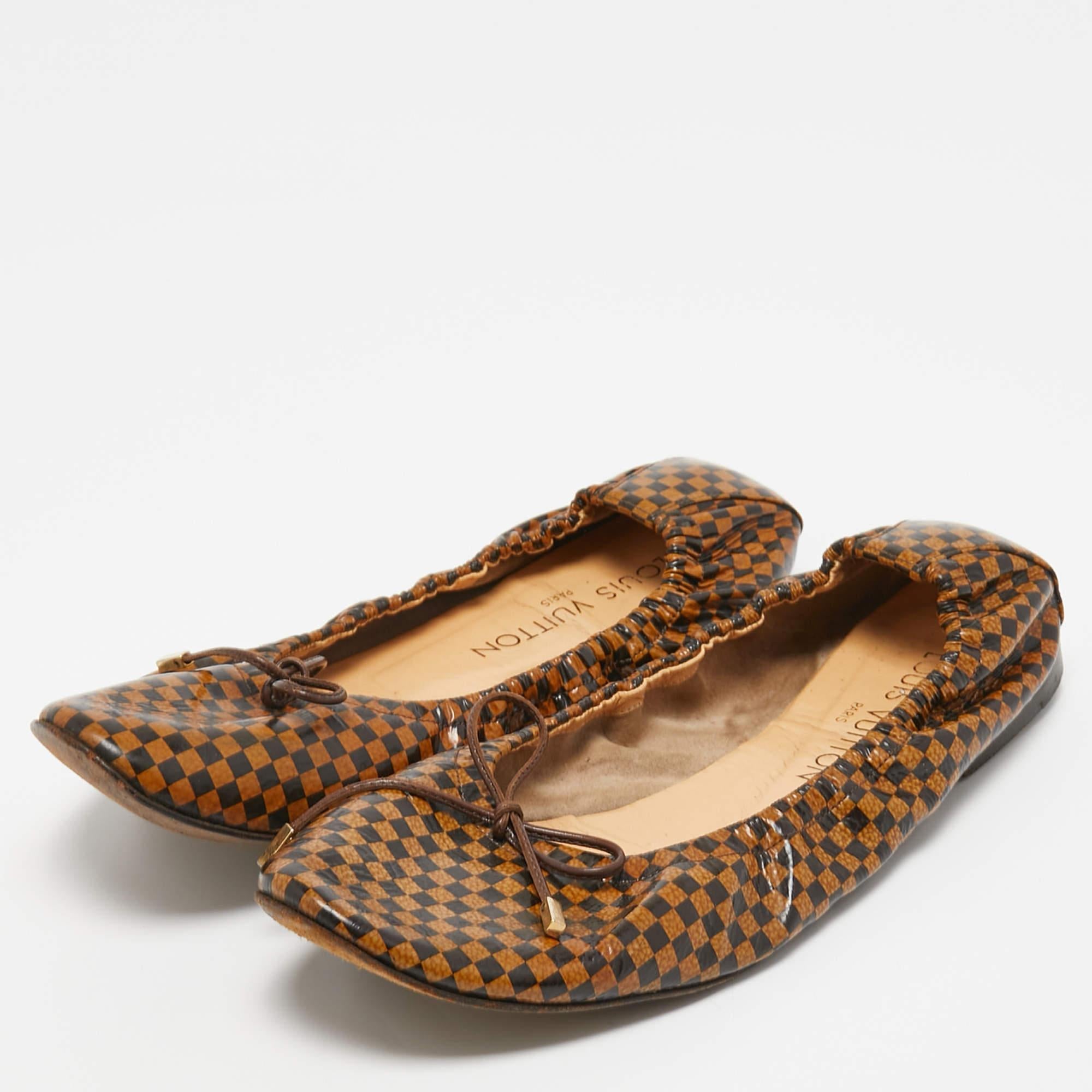 Complete your look by adding these designer ballet flats to your collection of everyday footwear. They are crafted skilfully to grant the perfect fit and style.