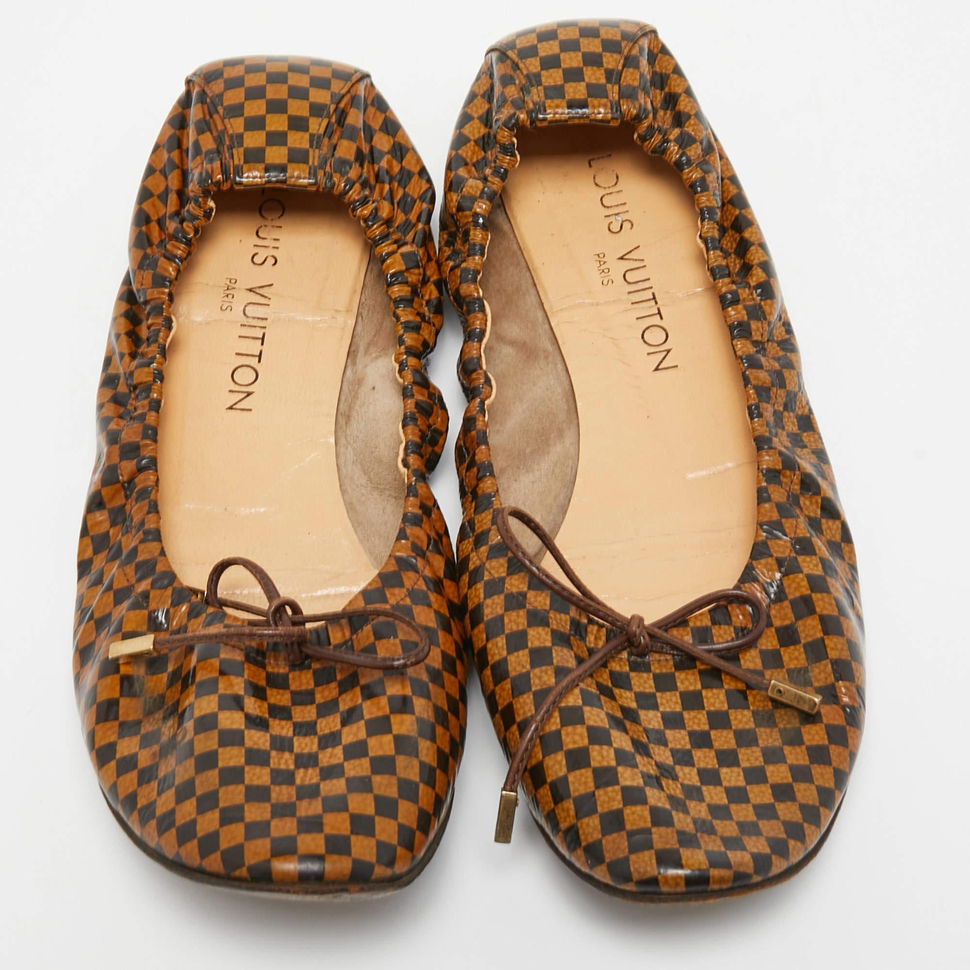 Louis Vuitton Brown Coated Canvas, Ballet Flats Size 37 In Good Condition For Sale In Dubai, Al Qouz 2
