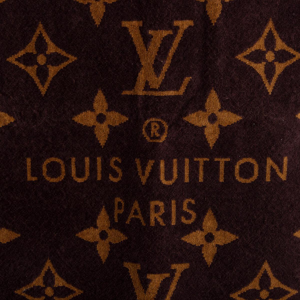 100% authentic Louis Vuitton's iconic Monogram pattern comes in velvet-soft, jacquard-weave cotton (100%) for style and luxury on the beach. Has never been used and is in excellent condition. 

Measurements
Length	140cm (54.6in)
Width	80cm