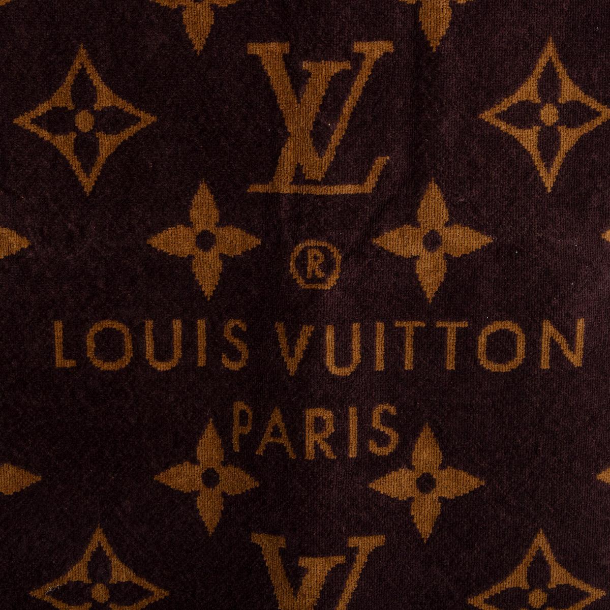 100% authentique Le motif Monogram emblématique de Louis Vuitton est décliné en coton jacquard doux comme du velours (100%) pour le style et le luxe sur la plage. N'a jamais été utilisé et est en excellent état. 

Mesures
Longueur	140cm