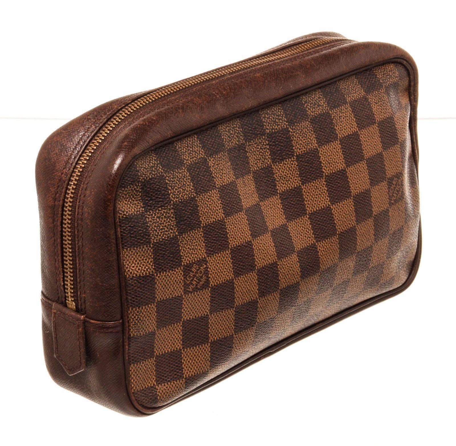 Louis Vuitton Brown Damier Canvas Toiletry Pouch Cosmetic Bag with material damier canvas, gold-tone hardware, trim tan vachetta leather, interior slip pocket and zipper closure.


41403MSC