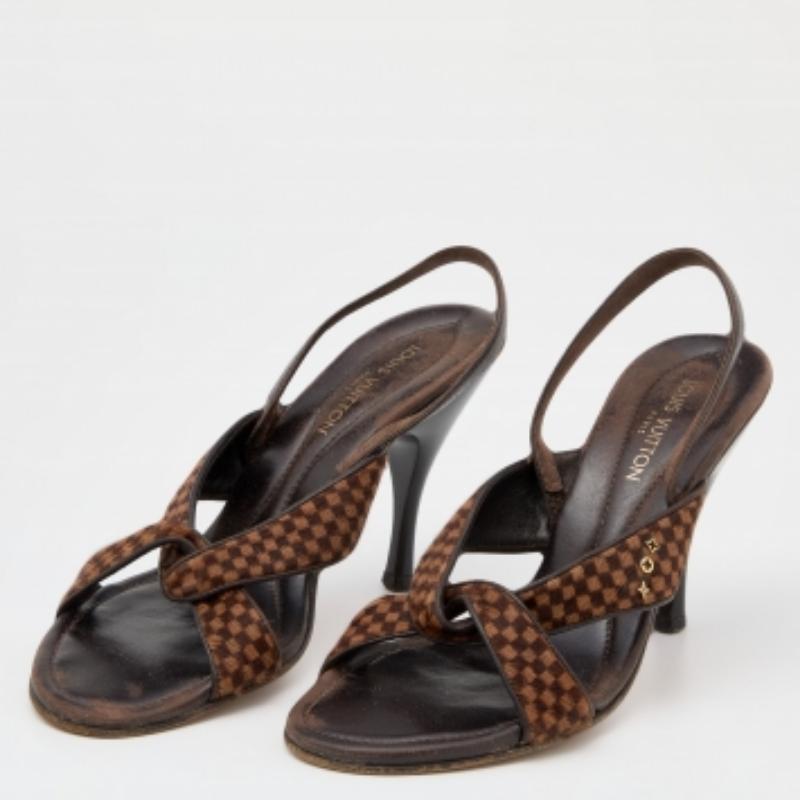 Estas increíbles sandalias Louis Vuitton quedarán genial con vestidos. Confeccionados en pelo de becerro y piel, vienen diseñados con un tono marrón y se elevan con tacones de 10 cm. Llevan tiras en la espalda para un ajuste cómodo.
