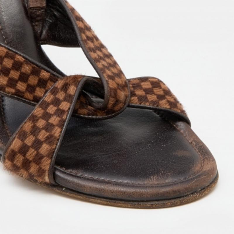 De las mujeres Louis Vuitton Sandalias de piel y pelo de becerro Damier Ebene marrón talla 38