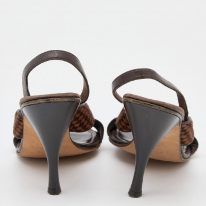 Louis Vuitton Sandalias de piel y pelo de becerro Damier Ebene marrón talla 38 1