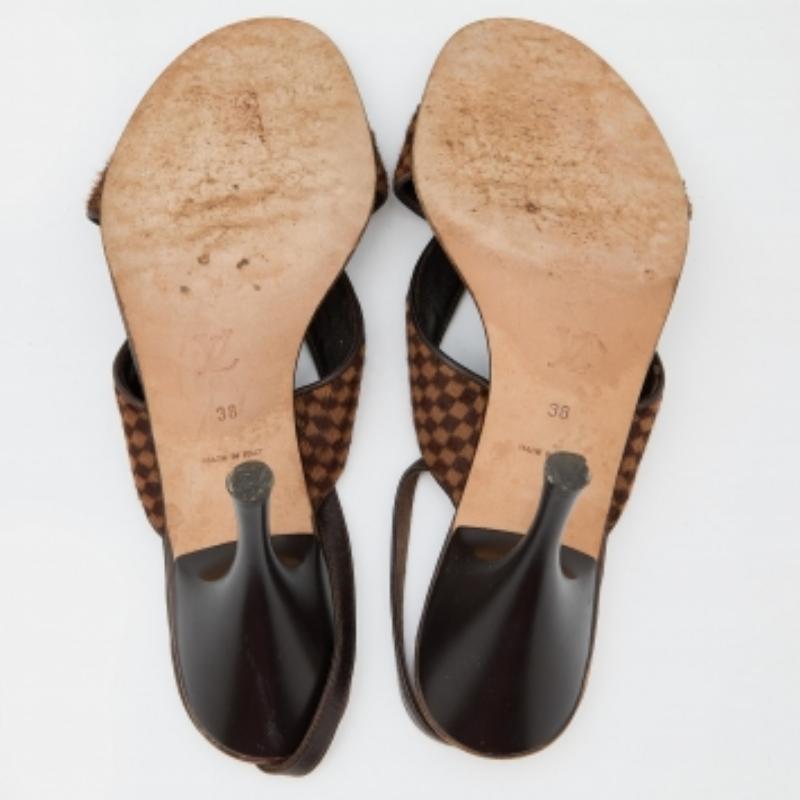 Louis Vuitton Sandalias de piel y pelo de becerro Damier Ebene marrón talla 38 2