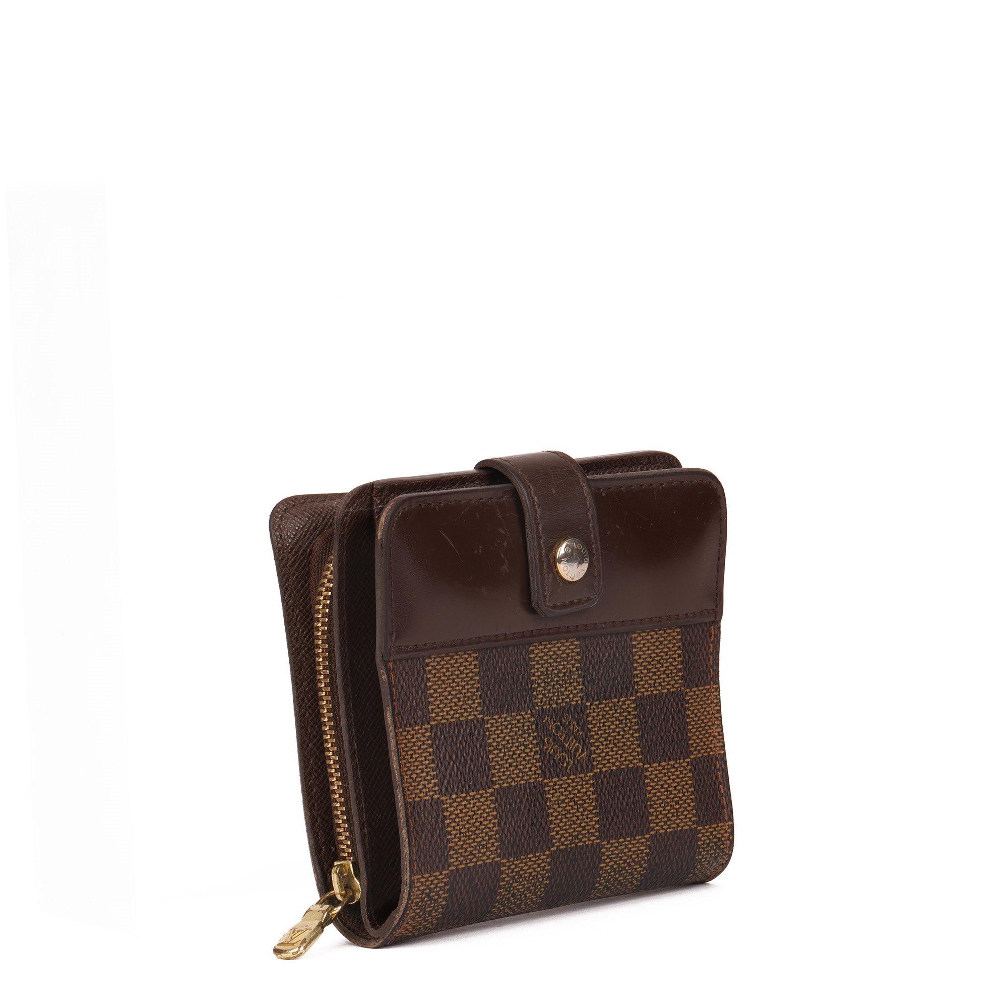 Louis Vuitton BROWN DAMIER EBENE COATED CANVAS & CALFSKIN LEATHER COMPACT WALLET

CONDITION NOTES
The exterior is in good condition with light signs of wear throughout, with scratches on the leather parts.
The interior is in very good condition with