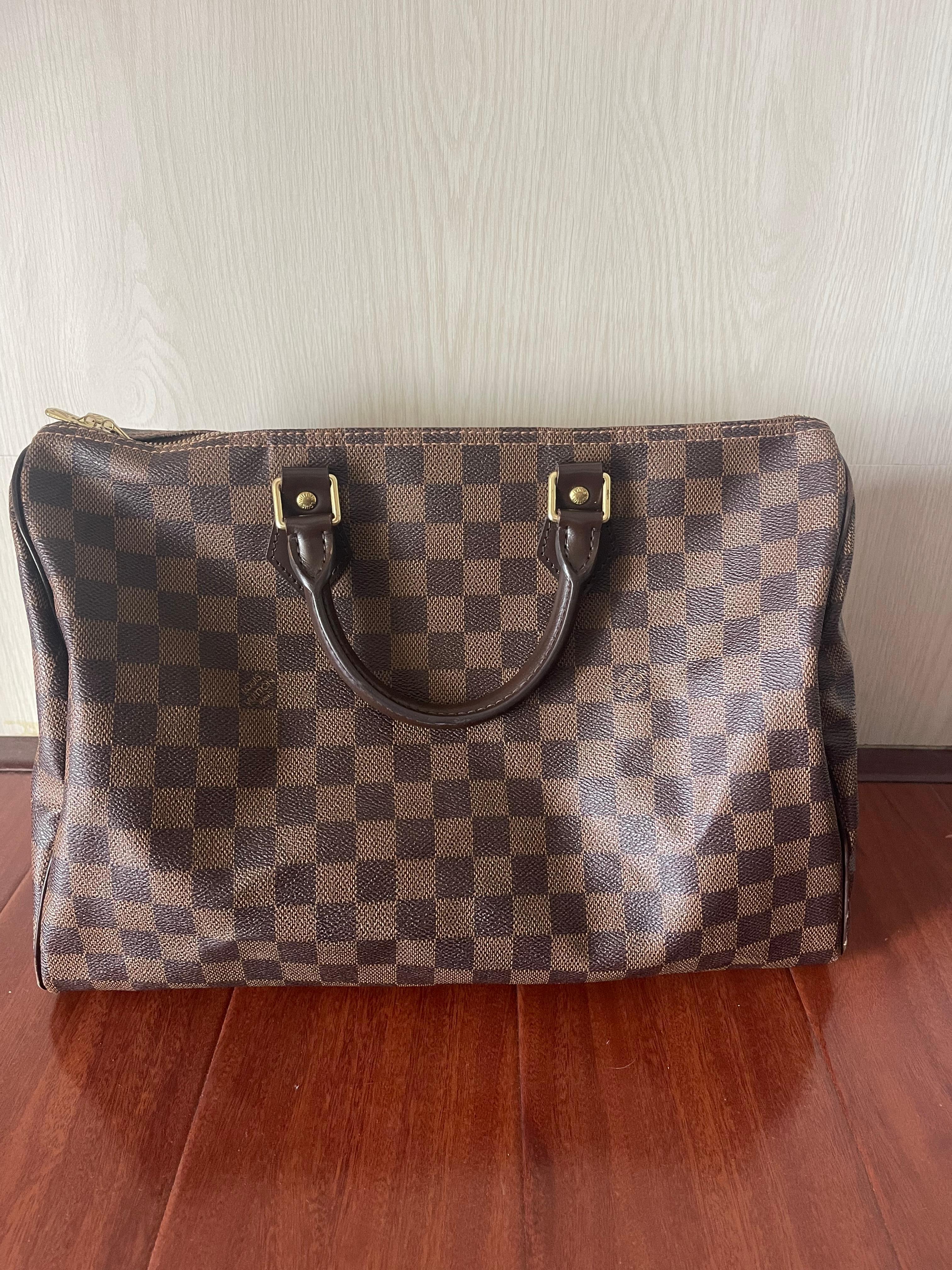 A classic speedy 35 bandouliere in damier ebene. Rarely worn condition. Light rubbing on the trim corners as seen on pictures. No significant signs of wear other than oxidation on the hardware details and key padlock inclusion. Bag has slightly lose
