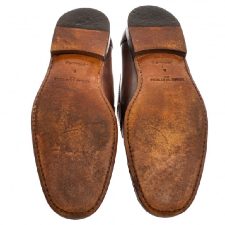 These timeless Santiago loafers will leave you looking smart and polished. Crafted from shiny brown leather with Damier embossed leather on vamps, they are adorned with Penny keeper straps. The insoles are lined with leather and feature Louis