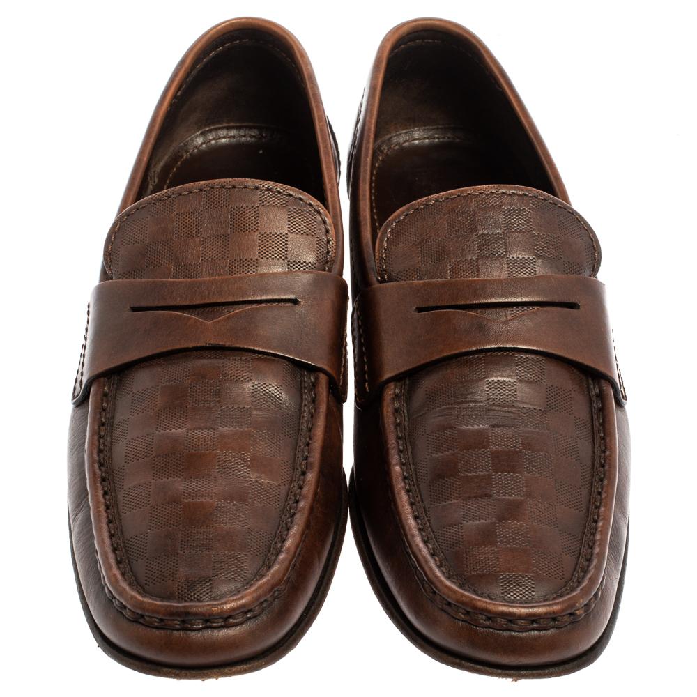 These timeless Santiago loafers will leave you looking smart and polished. Crafted from shiny brown leather with Damier embossed leather on vamps, they are adorned with Penny keeper straps. The insoles are lined with leather and feature Louis